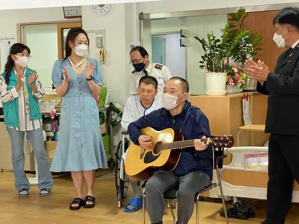 생일축하 노래를 불러주는 강남라이온스 차희연 총무