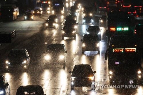 눈길 서행하는 차량 [사진제공 : 연합뉴스]
