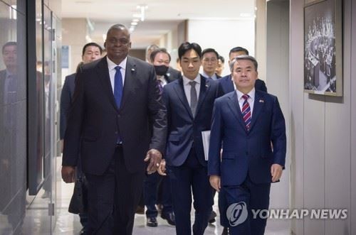 회담장으로 이동하는 이종섭 장관·로이드 오스틴 미 국방장관 [사진제공 : 연합뉴스]