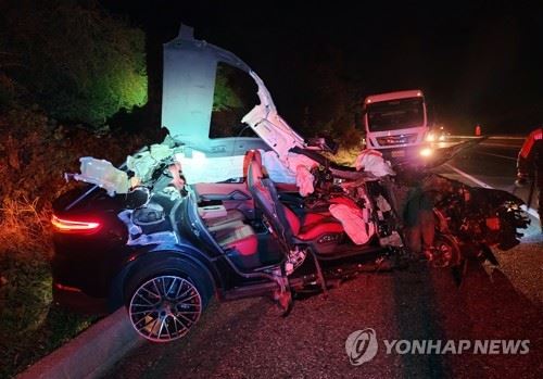 트럭과 부딪혀 파손된 포르쉐 차량 [사진제공 : 연합뉴스]